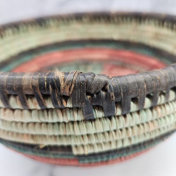 Gorgeous Hand-Woven striped basket bowl made of died grasses aprx. 9 x 5 inches - Picture 6 of 7